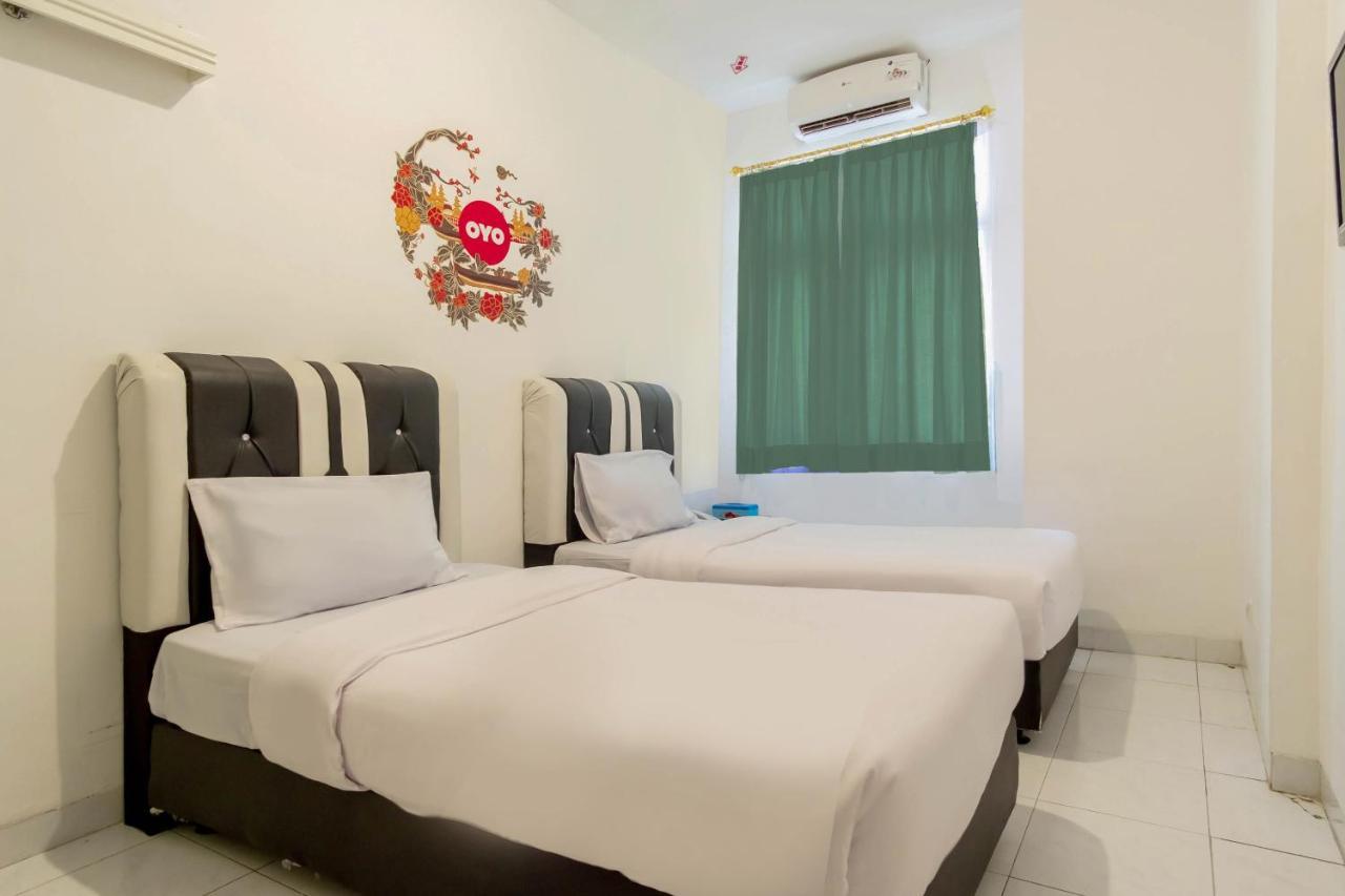 Oyo Living 2843 Raz House Syariah Hotel Medan Exterior photo