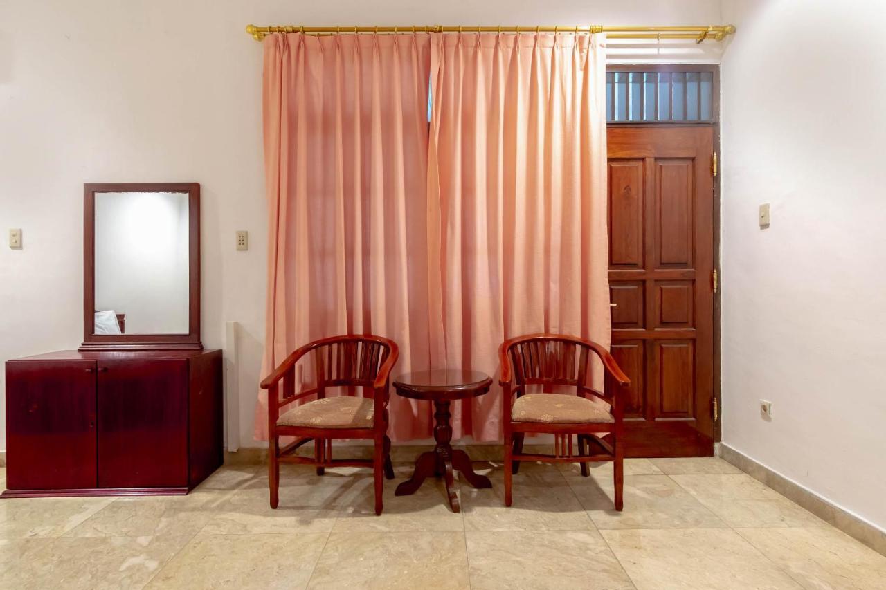 Oyo Living 2843 Raz House Syariah Hotel Medan Exterior photo