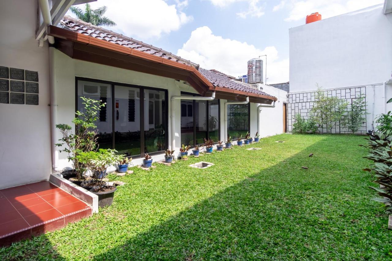 Oyo Living 2843 Raz House Syariah Hotel Medan Exterior photo